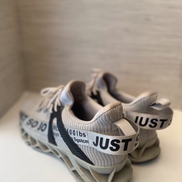 Men’s sneakers - Picture 2 of 3